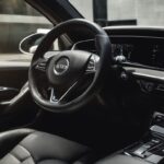 voiture intérieur volant
